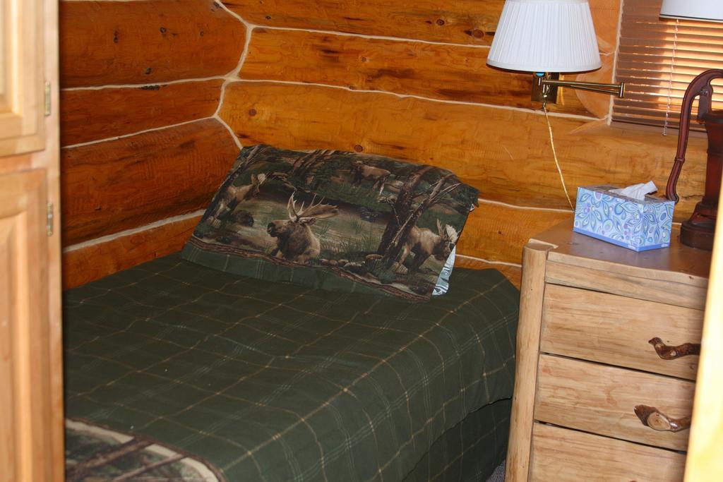 Wise Old Hunter Lodge Anchor Point Room photo